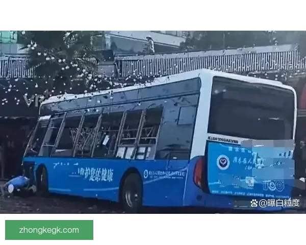 公交车竟冲破围栏直击商场最深处现场照片曝光